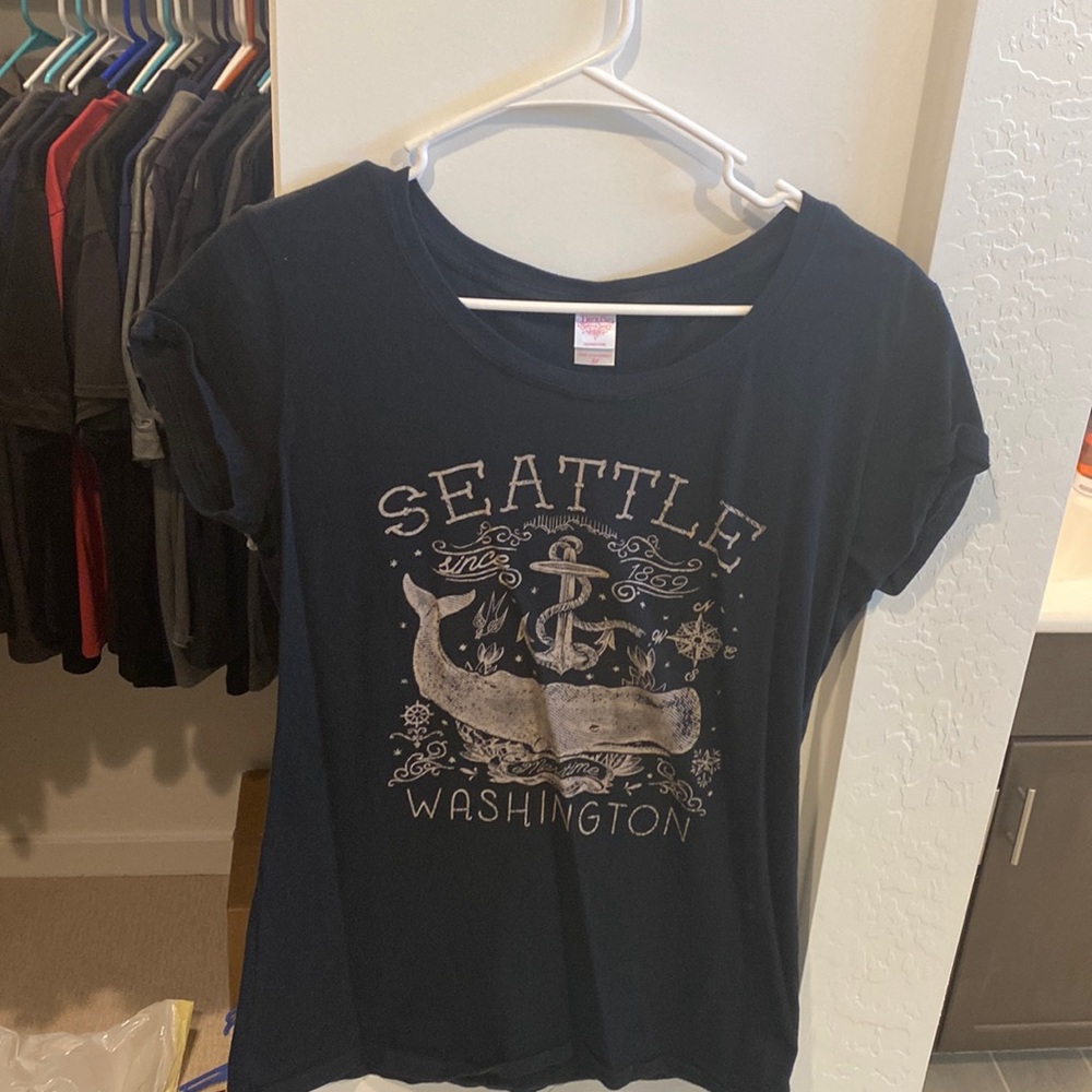 Women’s black Seattle t-shirt, from Seattle, WA  gently worn size XL